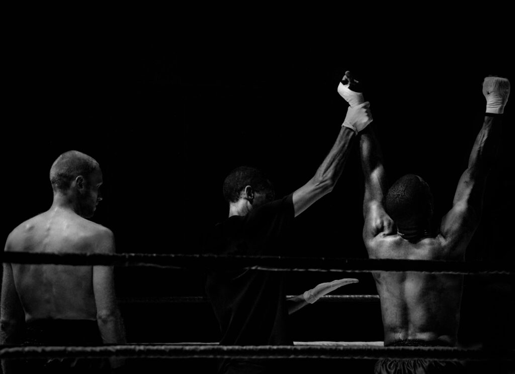 Incontro di box sul ring che simboleggia la lotta verso le frodi bancarie