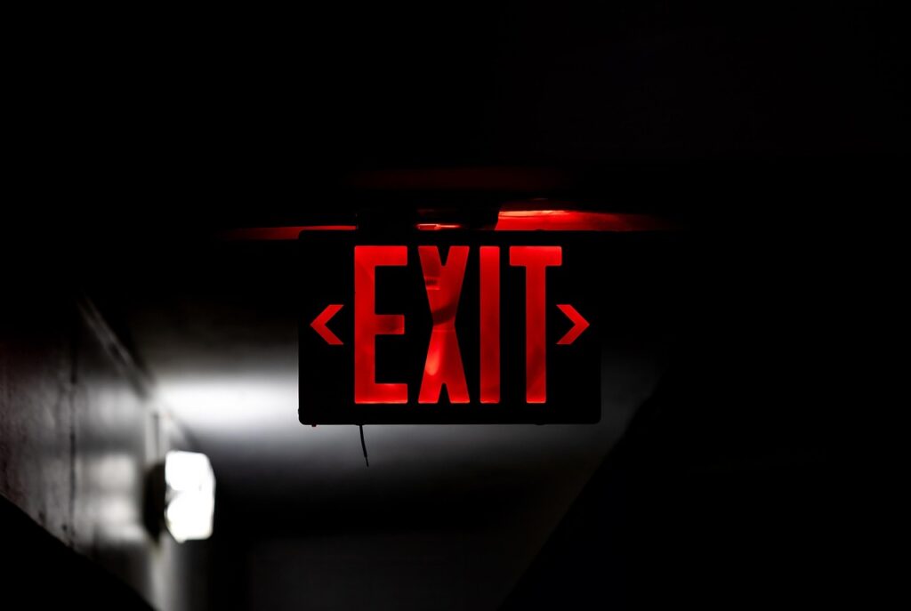 Segnalato come cattivo pagatore: segnale di uscita di emergenza illuminato in rosso.
Gaetano Vilnò, gaetanovilno