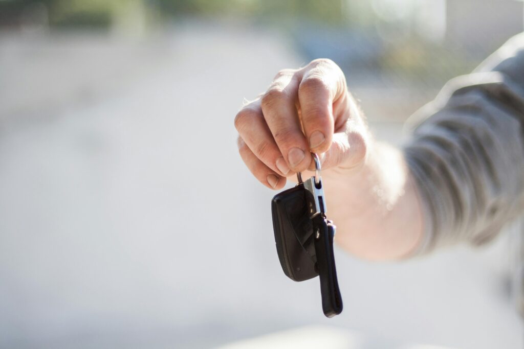 Paga per riscattare l'auto: mano che tiene chiavi dell'auto.
Gaetano Vilnò, gaetanovilno
