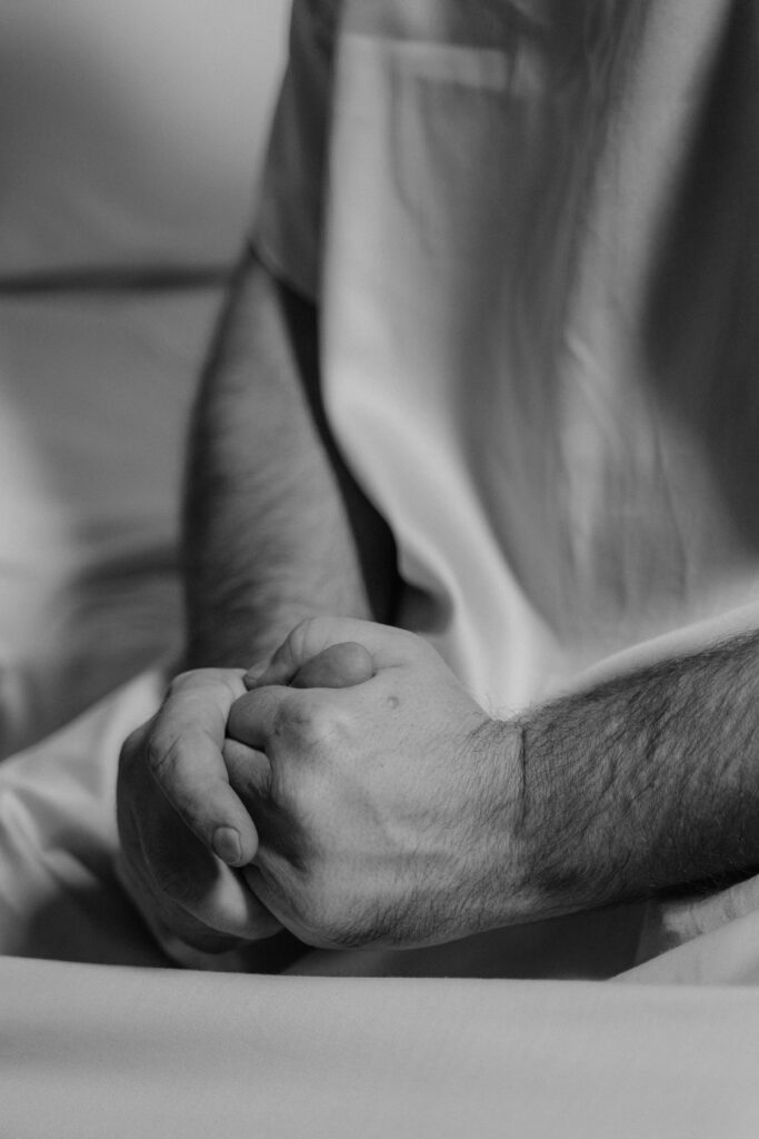 Malato e debiti: uomo in camice da ospedale che si stringe le mani.
Gaetano Vilnò, gaetanovilno