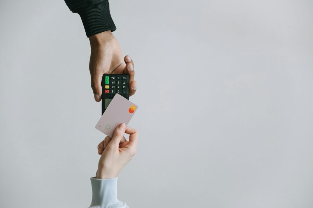 Carta revolving: mano con carta Mastercard che si avvicina ad un POS.
Gaetano Vilnò, gaetanovilno