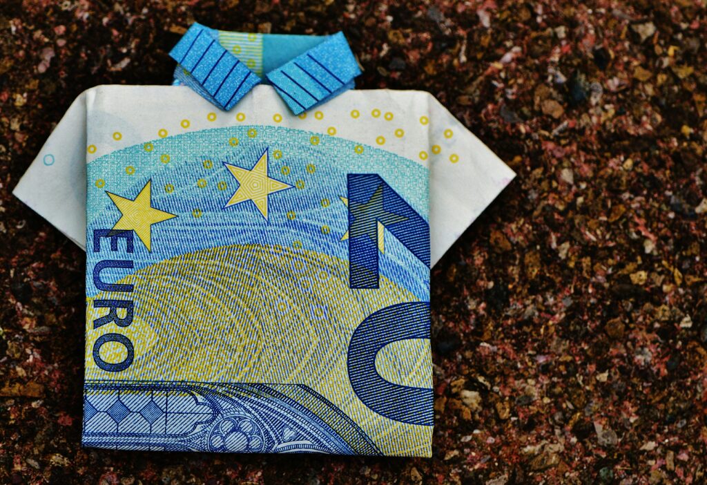 Pignoramento: banconota da 20 euro ripiegata per assumere la forma di una polo.
Gaetano Vilnò, gaetanovilno