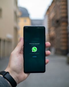 Smartphone e documenti fiscali durante un controllo dell’Agenzia delle Entrate.